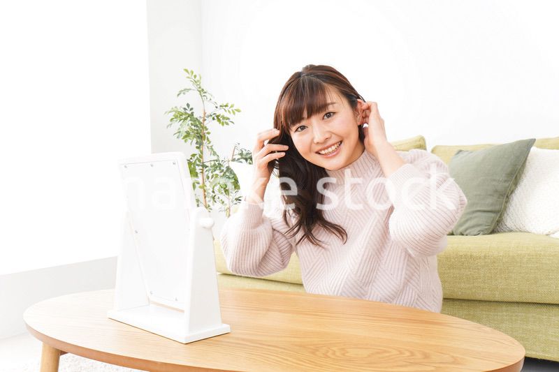 髪の毛のケアをする若い女性