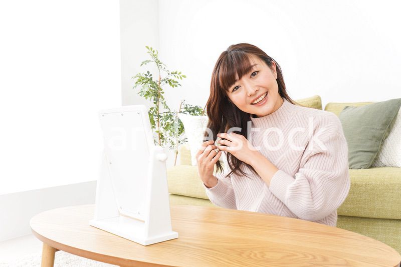 髪の毛のケアをする若い女性
