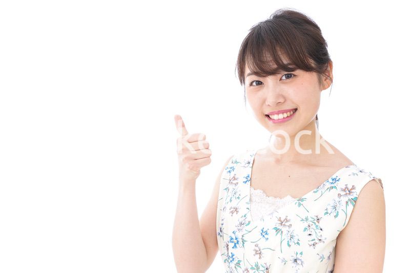 グッドサインをする若い女性