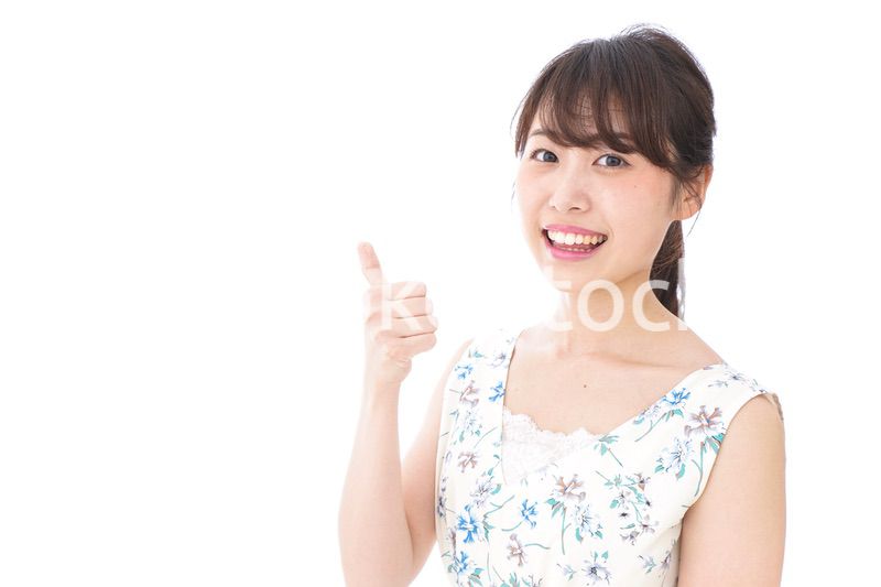 グッドサインをする若い女性