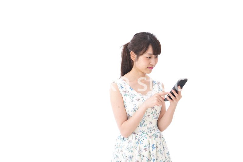 アプリ・スマホを使う若い女性