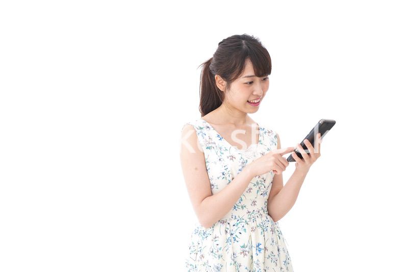 アプリ・スマホを使う若い女性