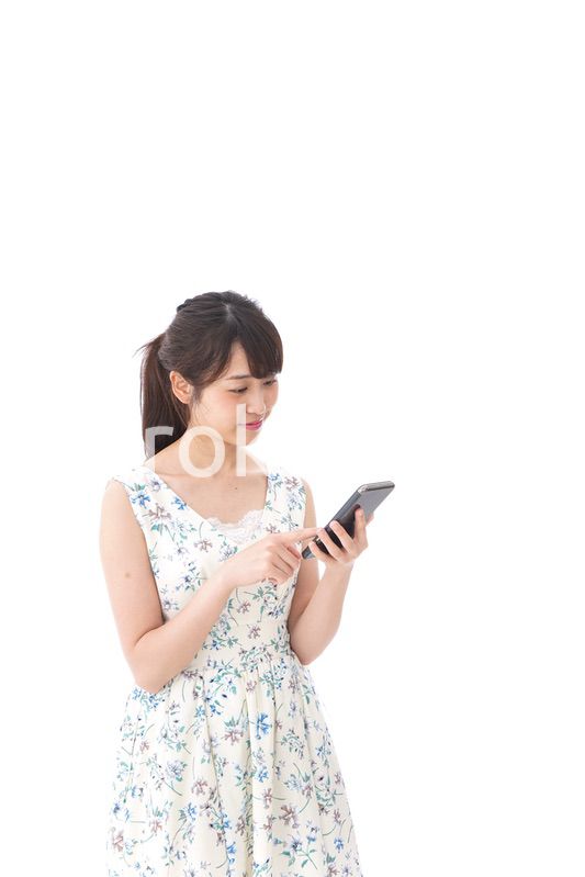 アプリ・スマホを使う若い女性