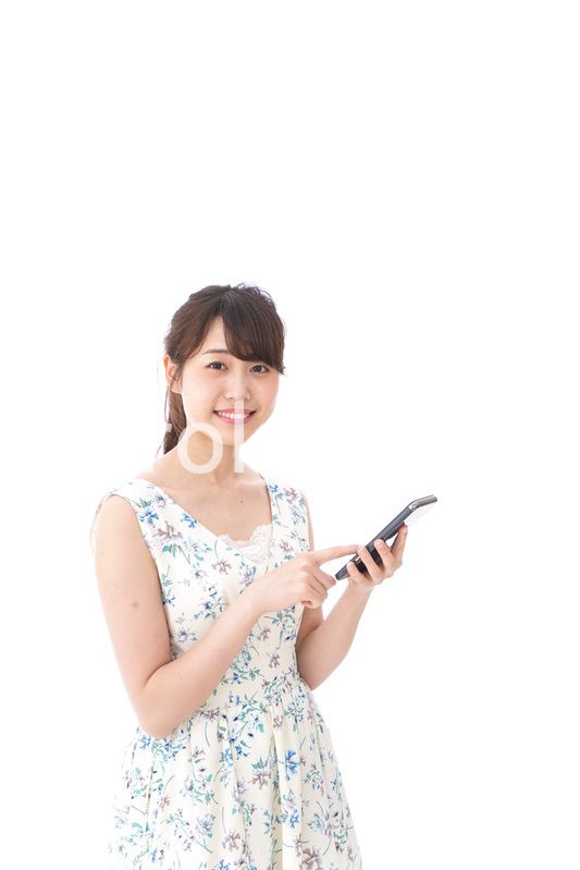 アプリ・スマホを使う若い女性