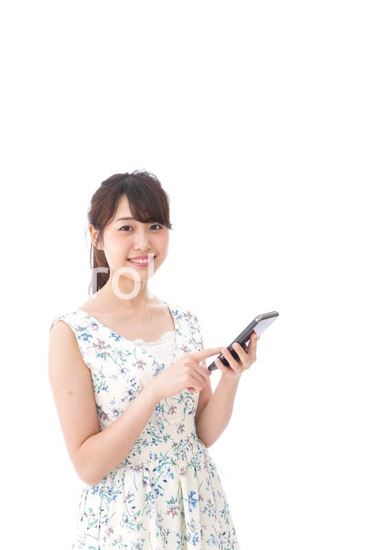 アプリ・スマホを使う若い女性
