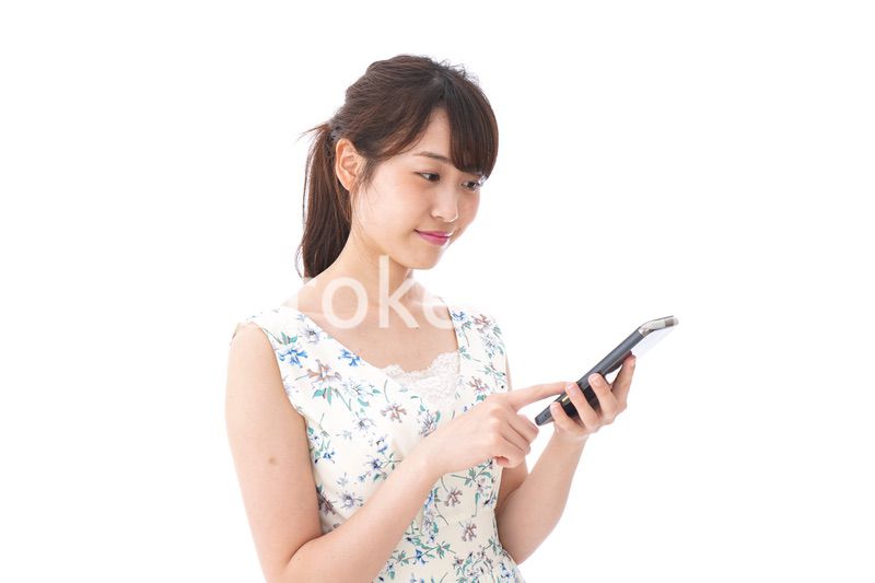 アプリ・スマホを使う若い女性