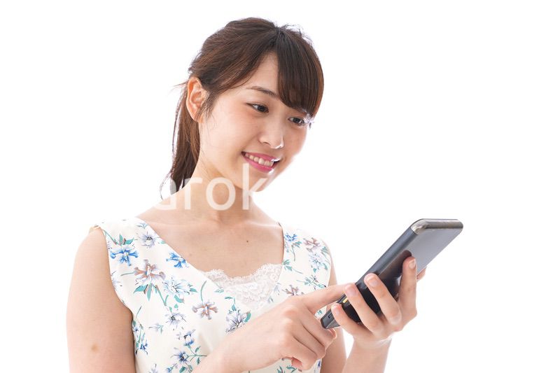 アプリ・スマホを使う若い女性