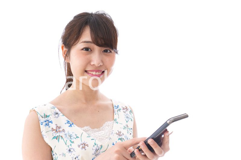 アプリ・スマホを使う若い女性