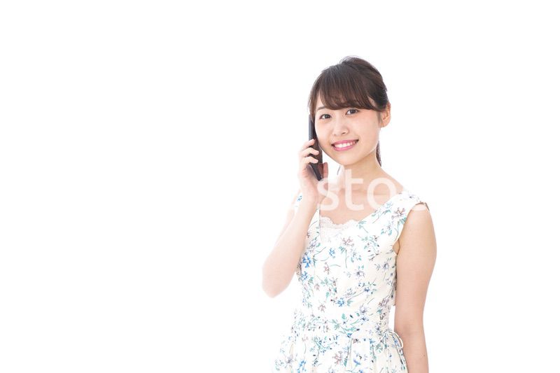 スマホで通話をする若い女性