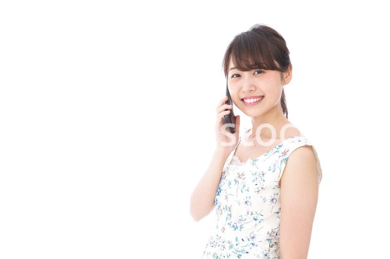 スマホで通話をする若い女性