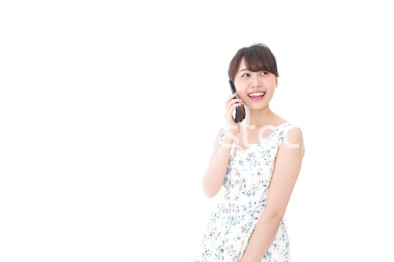 スマホで通話をする若い女性
