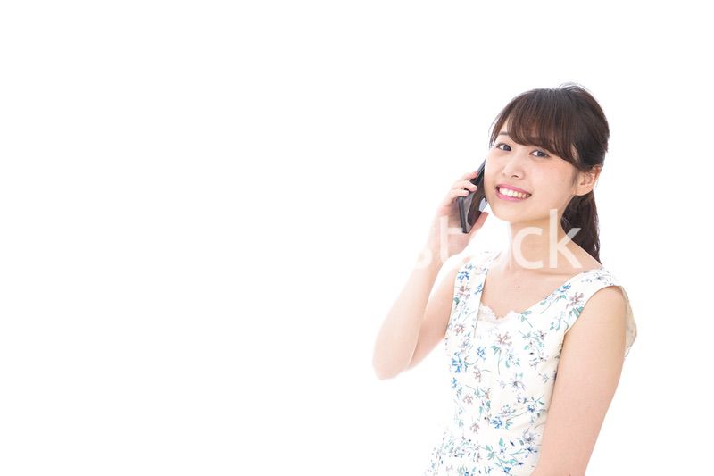 スマホで通話をする若い女性
