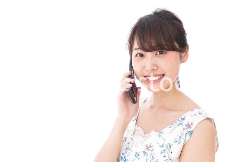 スマホで通話をする若い女性