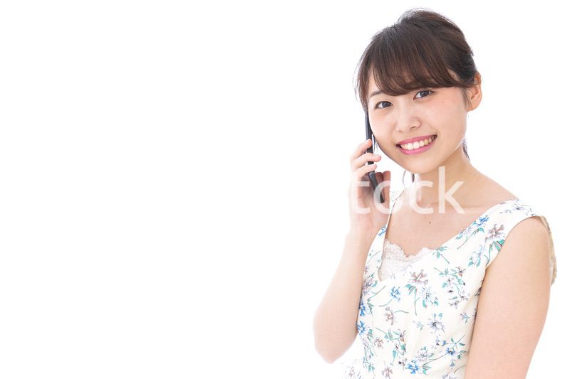 スマホで通話をする若い女性