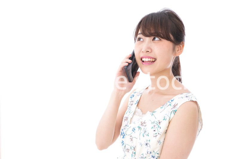 スマホで通話をする若い女性