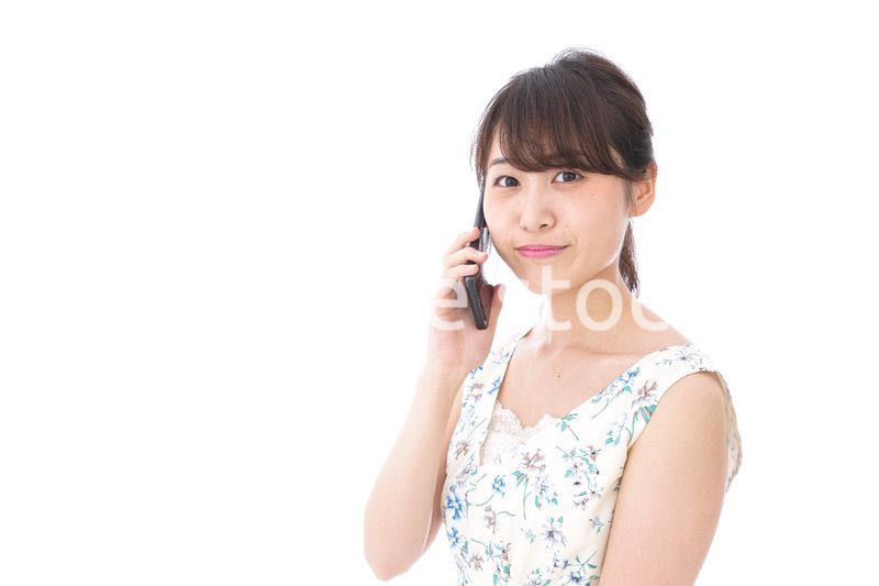 スマホで通話をする若い女性