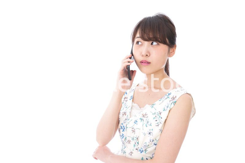 スマホで通話をする若い女性