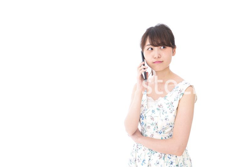 スマホで通話をする若い女性