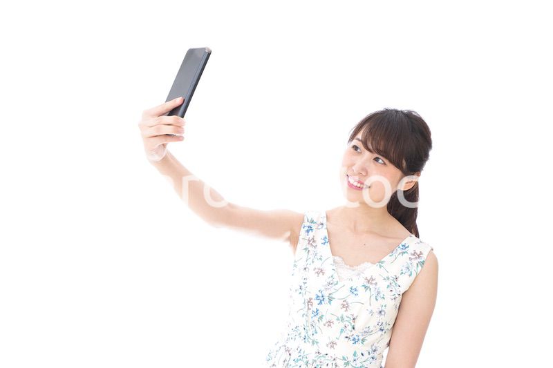 自撮り・ライブ配信をする若い女性