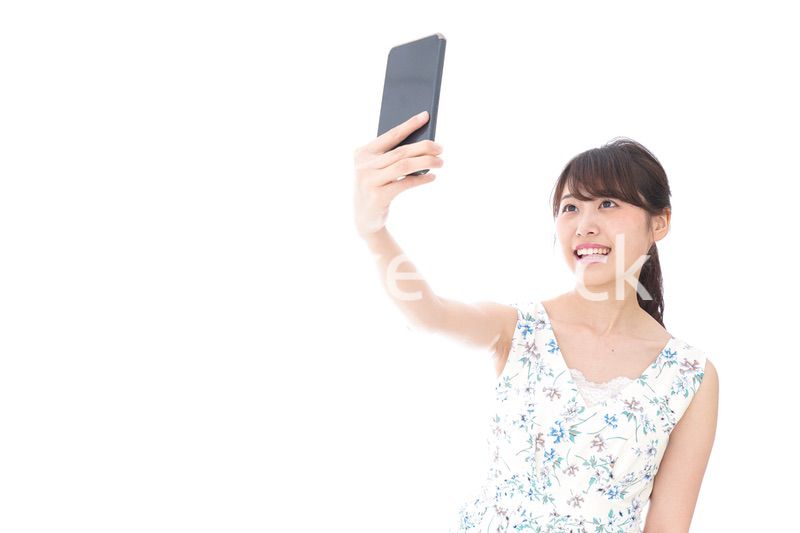 自撮り・ライブ配信をする若い女性