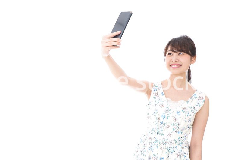 自撮り・ライブ配信をする若い女性