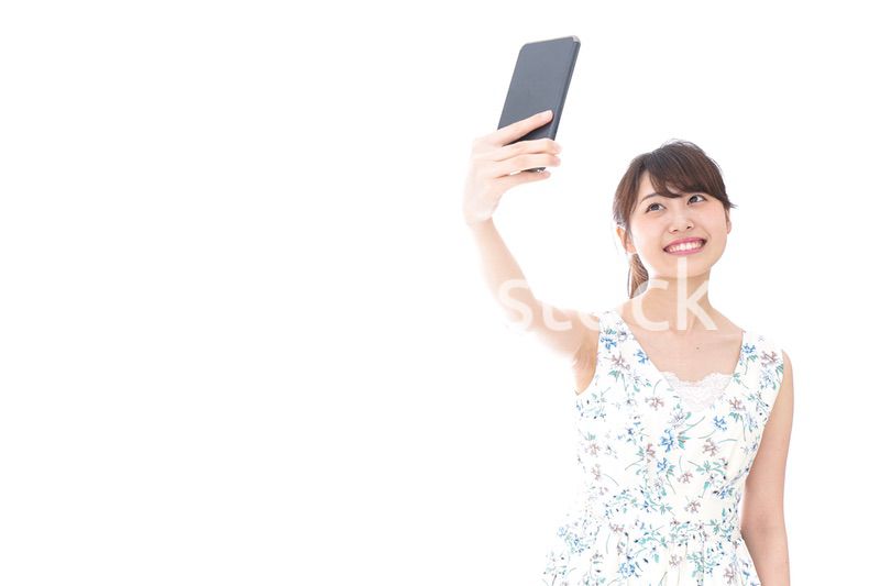 自撮り・ライブ配信をする若い女性