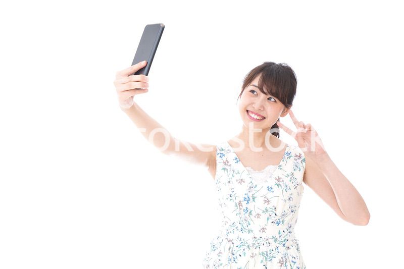 自撮り・ライブ配信をする若い女性