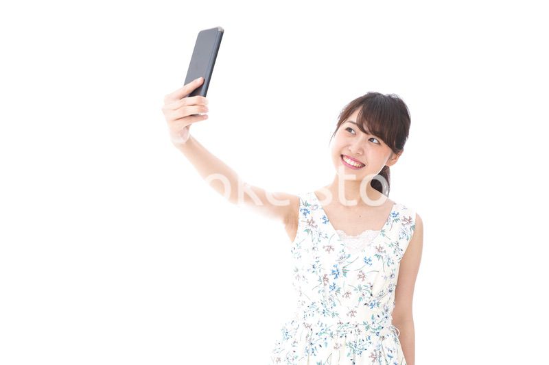 自撮り・ライブ配信をする若い女性