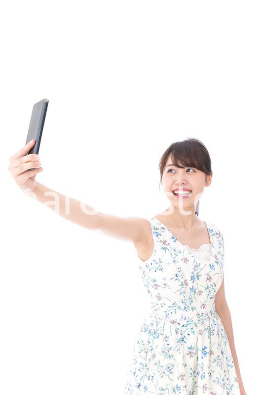 自撮り・ライブ配信をする若い女性