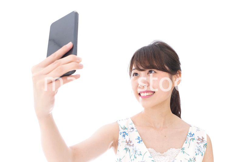 自撮り・ライブ配信をする若い女性