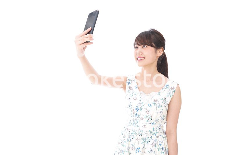 自撮り・ライブ配信をする若い女性