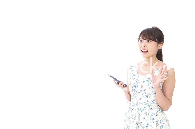 歩きスマホで危険な目に遭う女性