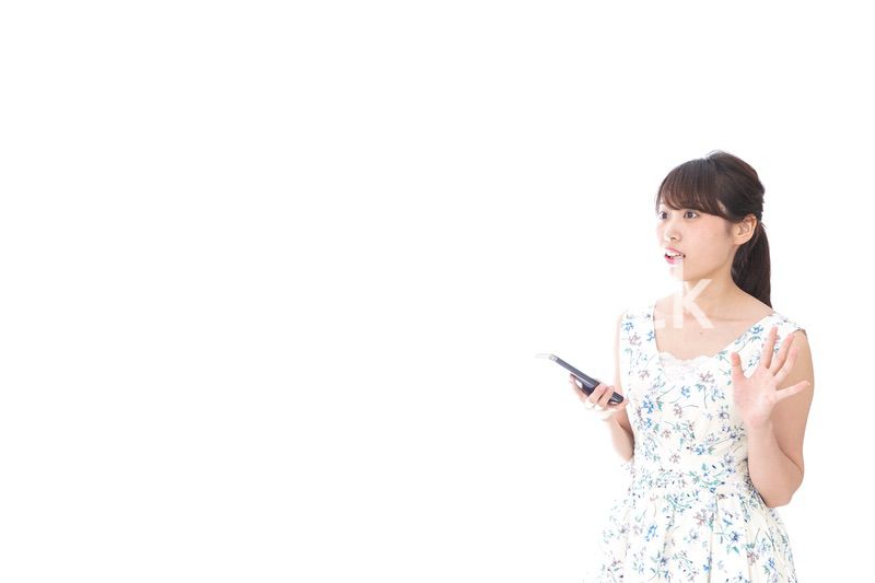 歩きスマホで危険な目に遭う女性