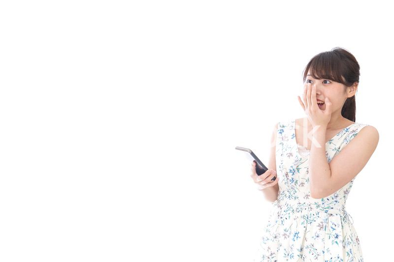 歩きスマホで危険な目に遭う女性