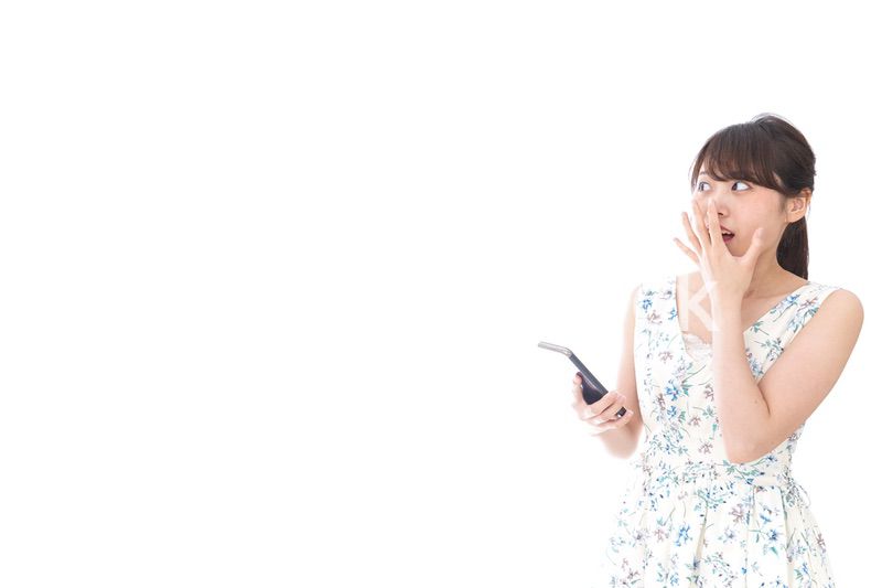 歩きスマホで危険な目に遭う女性