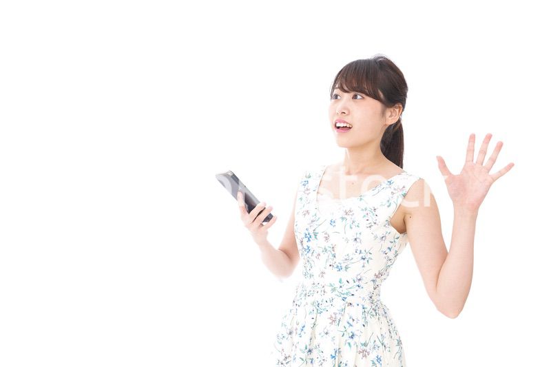 歩きスマホで危険な目に遭う女性