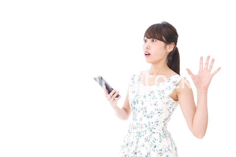 歩きスマホで危険な目に遭う女性