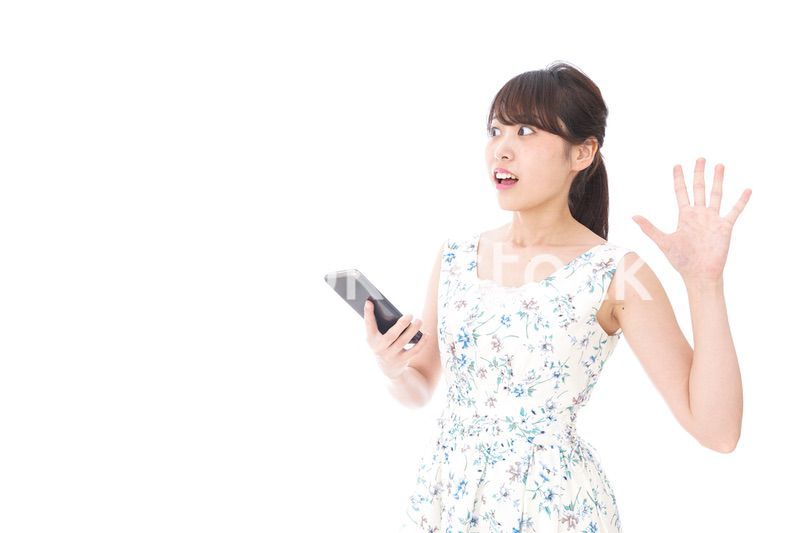 歩きスマホで危険な目に遭う女性