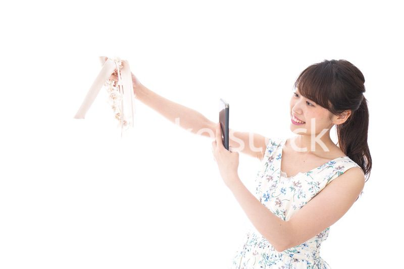 フリマサイト・フリマアプリに出品する女性