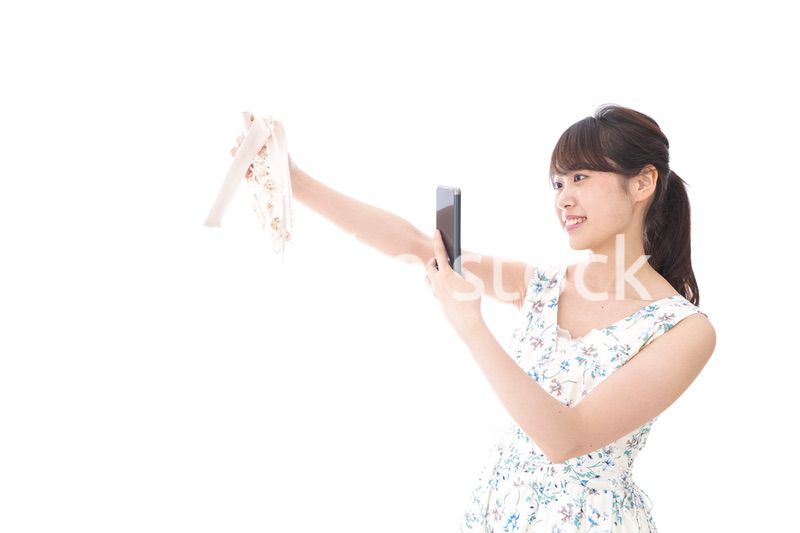 フリマサイト・フリマアプリに出品する女性