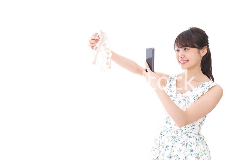 フリマサイト・フリマアプリに出品する女性