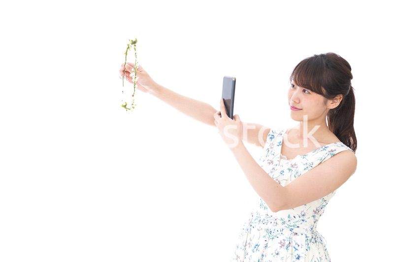 フリマサイト・フリマアプリに出品する女性