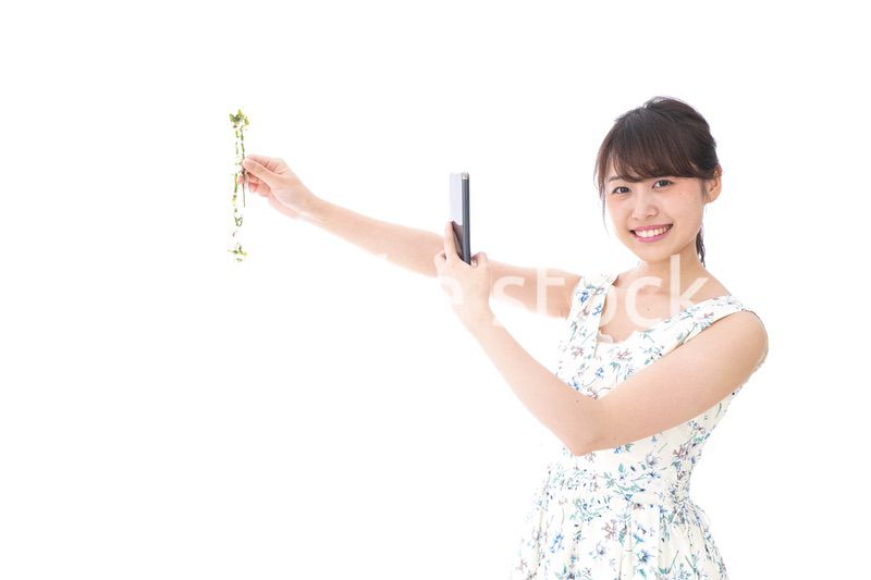 フリマサイト・フリマアプリに出品する女性