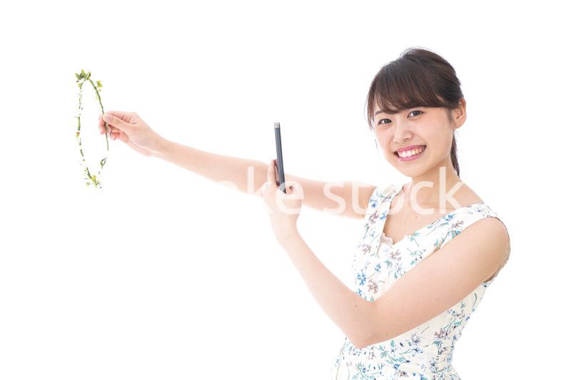 フリマサイト・フリマアプリに出品する女性