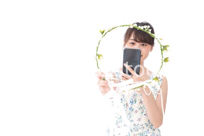 フリマサイト・フリマアプリに出品する女性