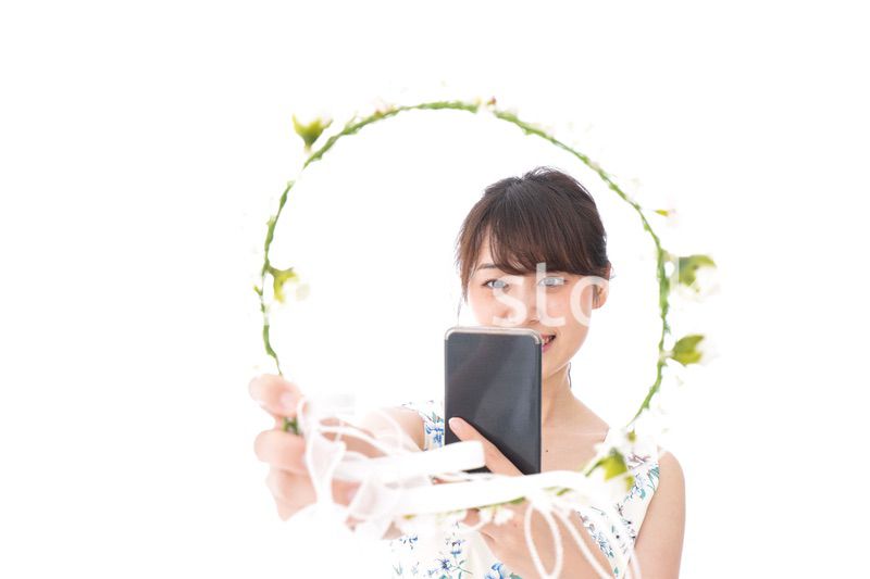 フリマサイト・フリマアプリに出品する女性