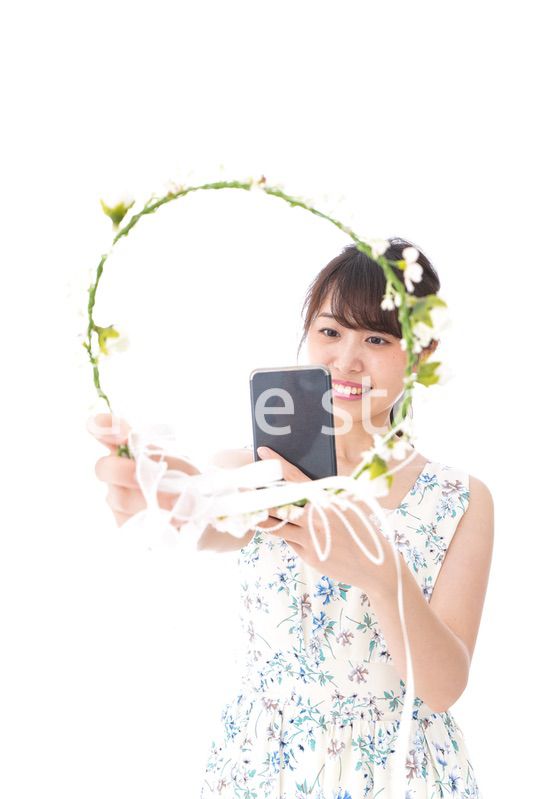 フリマサイト・フリマアプリに出品する女性