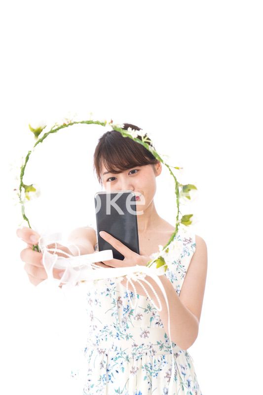 フリマサイト・フリマアプリに出品する女性