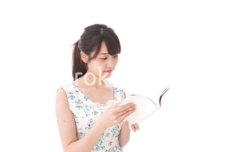 読書をする若い女性