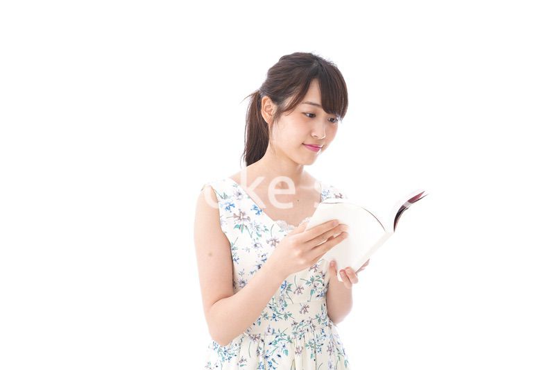 読書をする若い女性